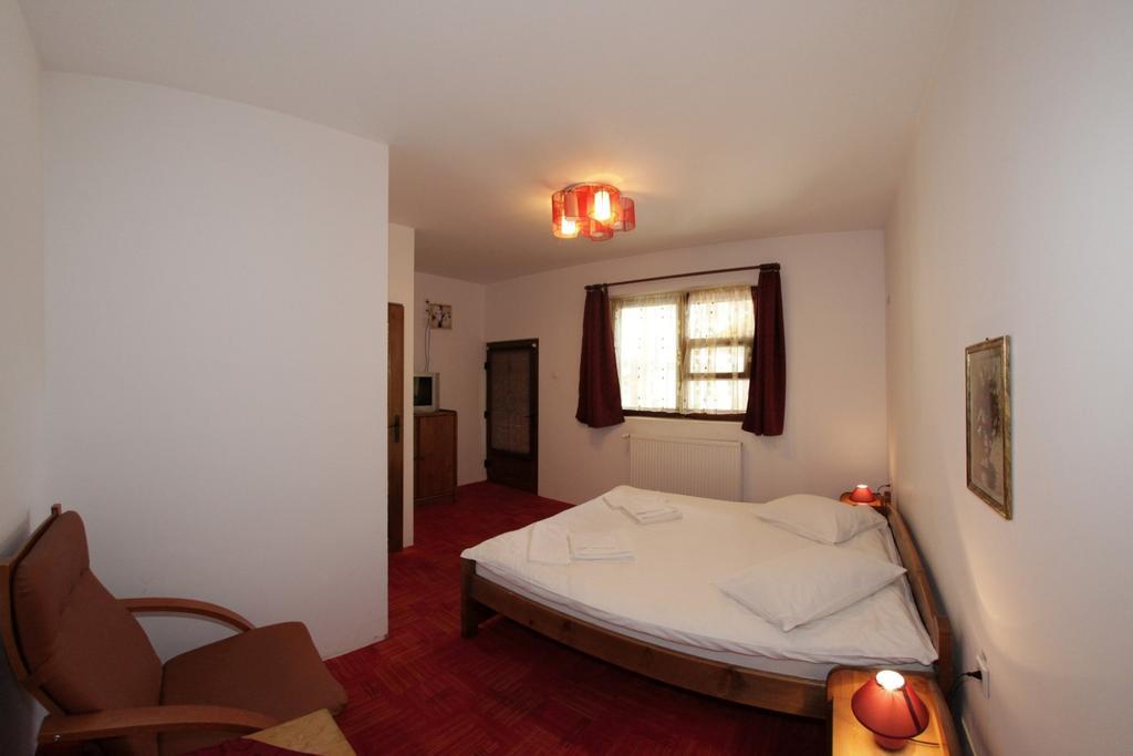 Pensiunea Cocosul Rosu Hermannstadt Zimmer foto