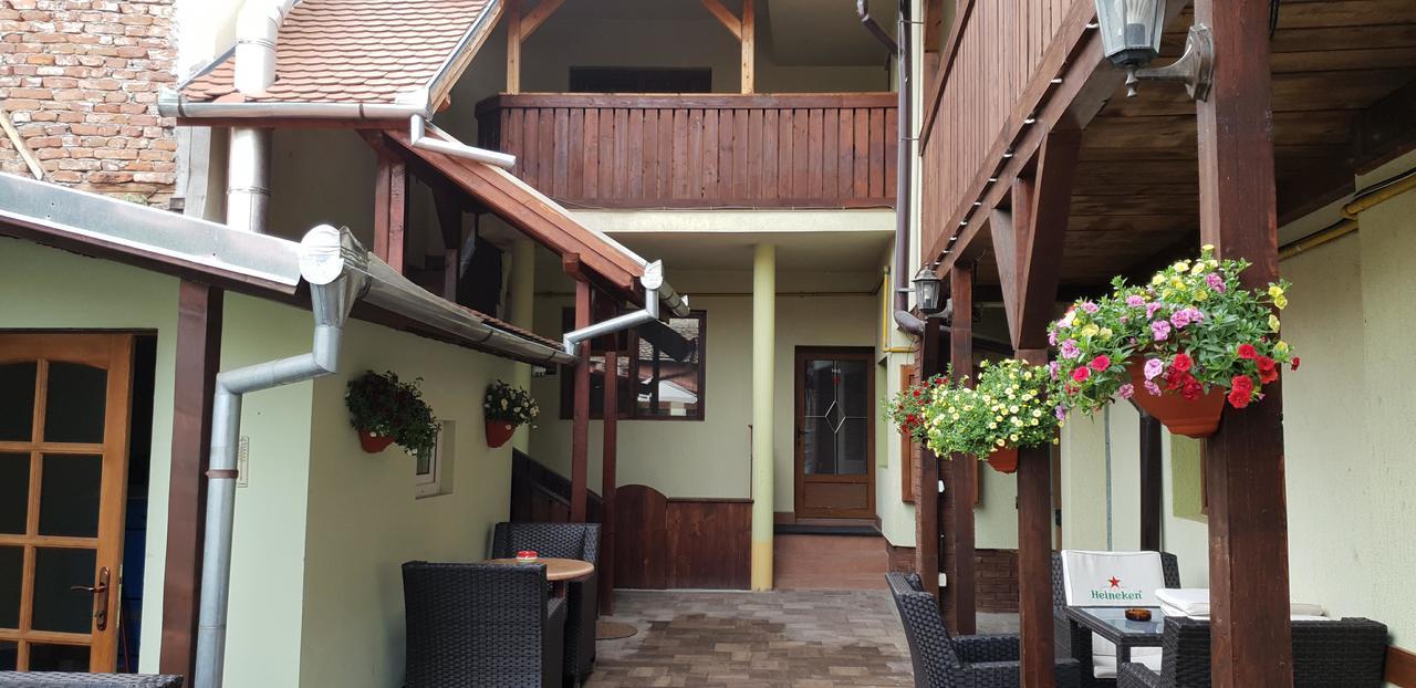 Pensiunea Cocosul Rosu Hermannstadt Exterior foto