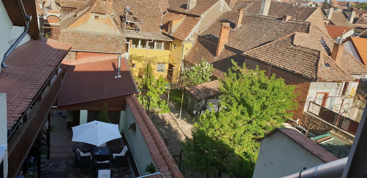Pensiunea Cocosul Rosu Hermannstadt Exterior foto
