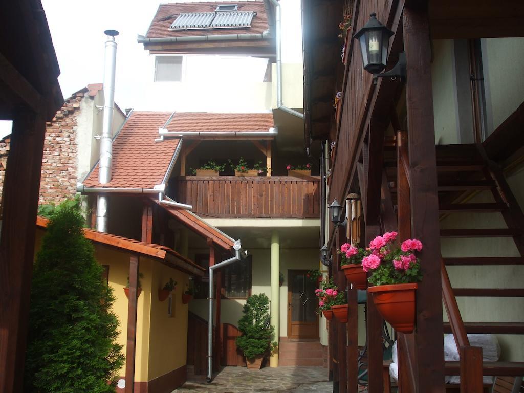 Pensiunea Cocosul Rosu Hermannstadt Zimmer foto